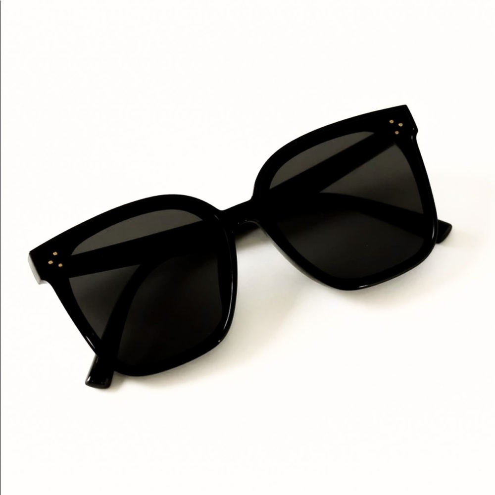 Oversized black sunglasses squared dots